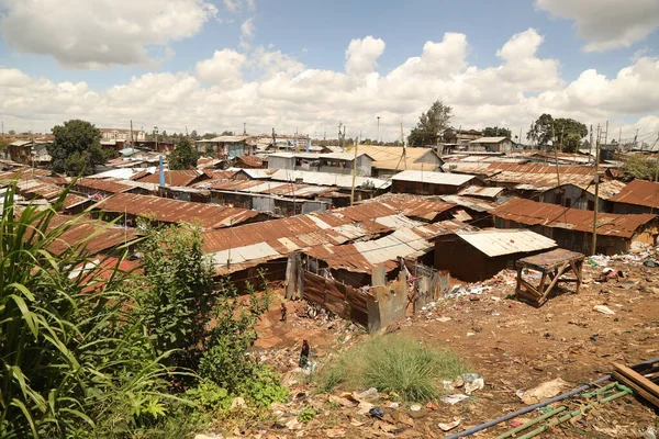 Pessoas Caminham Perto Pilhas Lixo Nairobi Quênia África — Fotografia de Stock