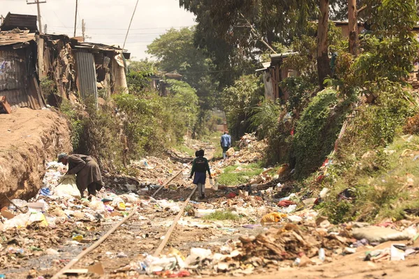 People Walk Piles Trash Nairobi Kenya Africa — ストック写真