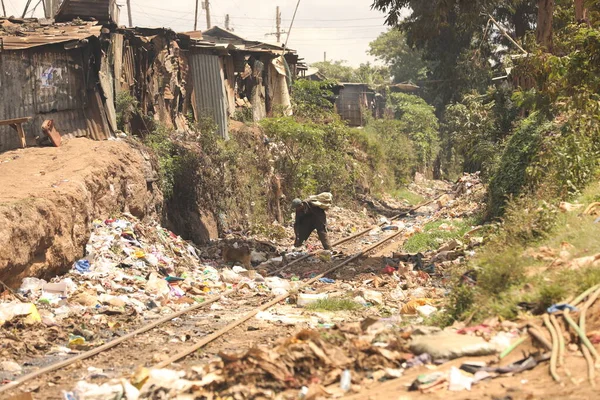 Pessoas Caminham Perto Pilhas Lixo Nairobi Quênia África — Fotografia de Stock