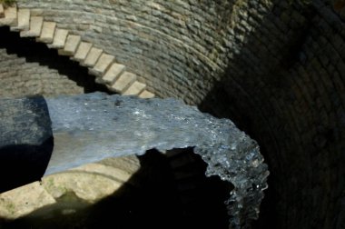 Gün içinde su düşer Işık