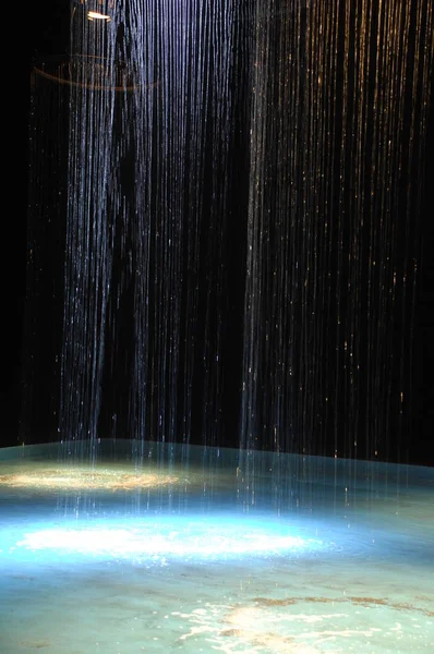 Wasser Fällt Bei Tageslicht — Stockfoto