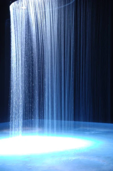 Wasser Fällt Bei Tageslicht — Stockfoto