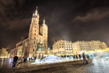 Main Market Square Cracow Polonya Cloth Hall ve St Mary s kilisede