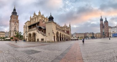 Main Market Square Cracow Polonya Cloth Hall ve St Mary s kilisede