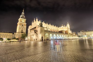 Main Market Square Cracow Polonya Cloth Hall ve St Mary s kilisede