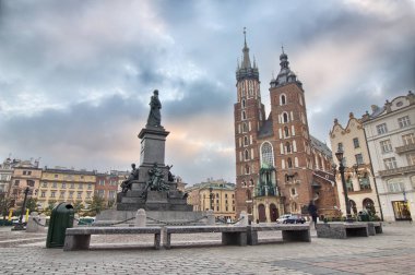 Main Market Square Cracow Polonya Cloth Hall ve St Mary s kilisede