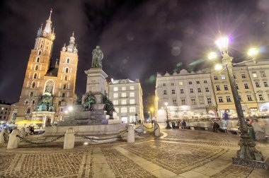 Main Market Square Cracow Polonya Cloth Hall ve St Mary s kilisede