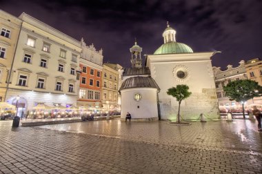 Main Market Square Cracow Polonya Cloth Hall ve St Mary s kilisede