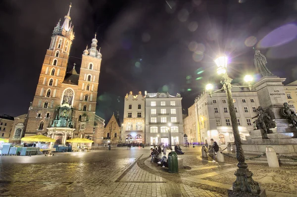 ポーランド クラクフのメイン マーケット広場 織物会館とセント メアリー教会 — ストック写真