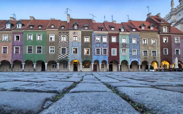 Кривые Средневековые Дома Главной Площади Познани Польше — стоковое фото