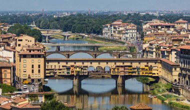 Arno nehrinde Ponte Vecchio Florence - İtalya