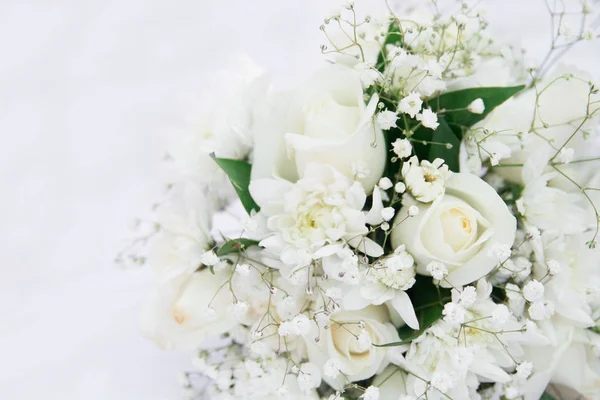 Білі троянди весільний букет лежать. Ізольовані на білому . — стокове фото