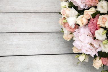 Düğün buketi gri ağaç arka plan üzerinde