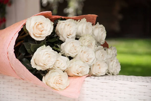 Букет з білих троянд — стокове фото