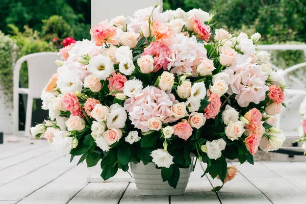 Весільний букет з троянд — стокове фото