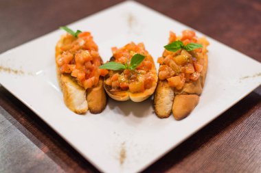 Kızarmış ekmek salata ile