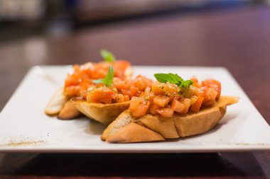 Kızarmış ekmek salata ile