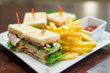 Beyaz bir plaka üzerinde Mini sandviç