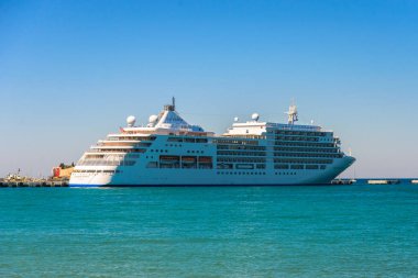 İskeleye demirlemiş yolcu gemisi cruise