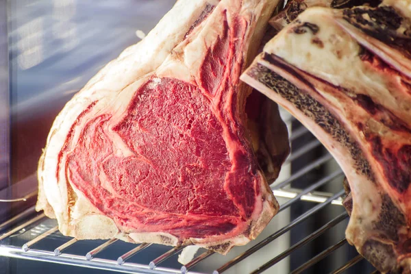 Buzdolabında taze et parçaları