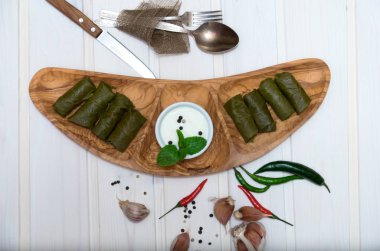 Dolma biber ve beyaz arka plan üstten görünüm üzerinde ekşi krema ile ahşap plaka üzerinde