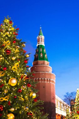kartpostal Noel ağacı arka planda Kremlin Kulesi