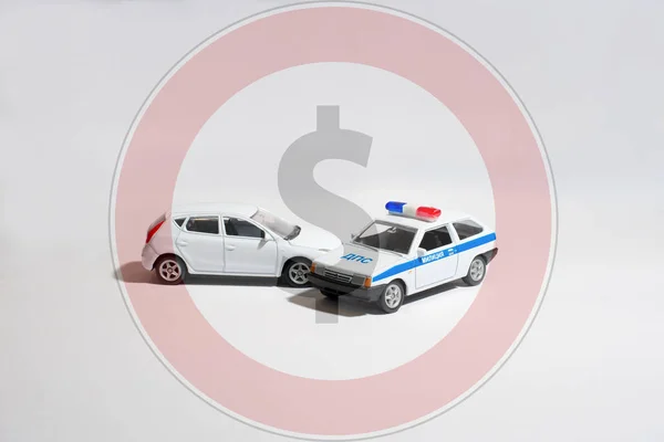 Coche blanco y el coche de policía sobre un fondo blanco y signo de dólar — Foto de Stock