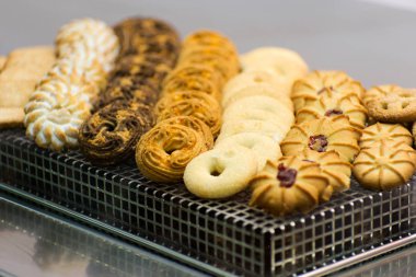 farklı kurabiye satırlar halinde Cafe counter koyulur