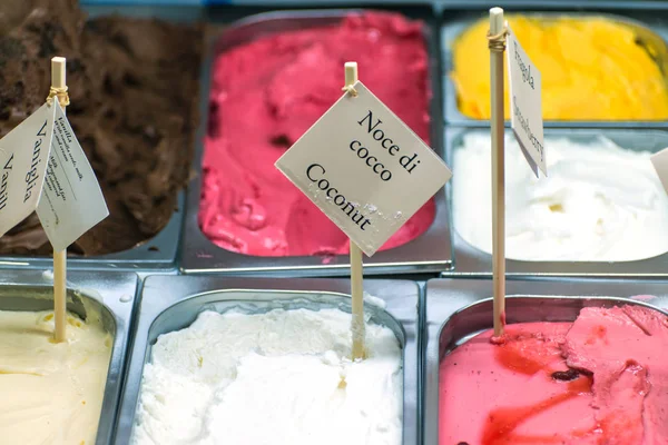 Comptoir avec différents types de crème glacée et étiquettes — Photo