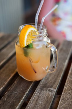 bir cam tüp ile meyve kokteyl serinletici