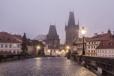 Sisli sabahı Prag Charles Köprüsü