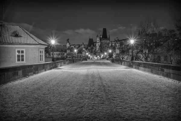 Zasněžený Karlův most v Praze — Stock fotografie