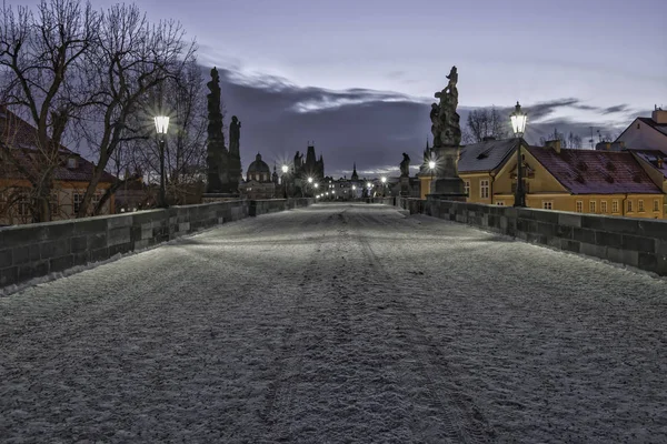Zimní ráno na Karlově mostě v Praze — Stock fotografie