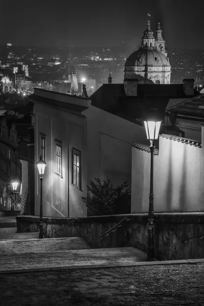 Château marches et église Saint-Nicolas à Prague — Photo