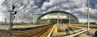 Panoramik manzaralı modern Berlin mimarisi Demiryolu istasyon platformu Ray izler. Berlin mimarisi Avrupa'nın en büyük tren istasyonu Hauptbahnhof. Panorama