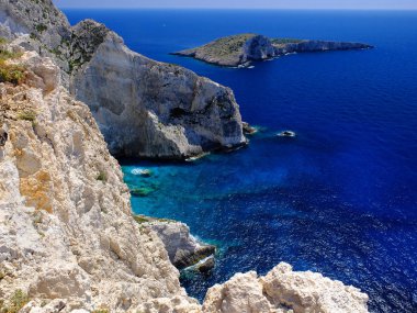 Zakynthos Island, Yunanistan, 31 Mayıs 2016: Rock arces kemerler mavi mağaralar ve seyahat gezi tekne turist Ionian Sea mavi su üzerinde güzel manzara. Yunanistan tatil tatiller