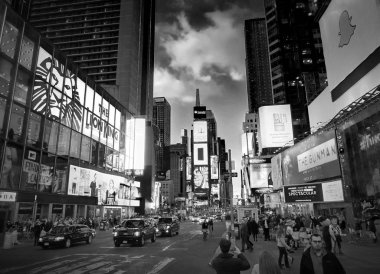 Moda butikleri led reklam panoları New York mimarisi Balck ve beyaz Nyc Times Square ışıklar ekranlar binalar. Gezi tatil tatil turları gezileri