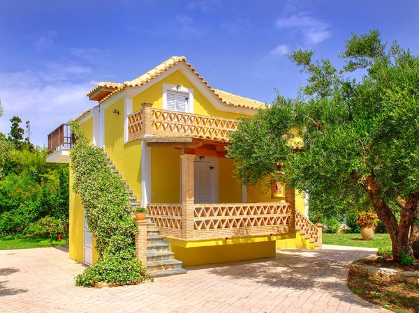 Bonito verão amarelo clássico grego villa casa casa terraço em Gerakas para hóspedes e turistas em incrível oliveiras jardim. Grécia feriados férias — Fotografia de Stock