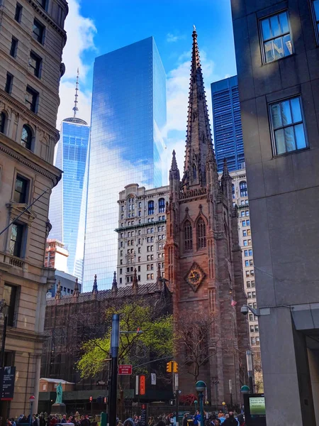 Vue sur Broadway rue sur les immeubles de bureaux Trinity Church, gratte-ciel près de World Trade Center Memorial Foundation. NYC architecture visites touristiques vacances tours — Photo