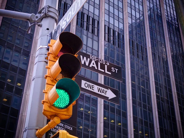 Переглянути на Уолл-стріт жовтий Світлофор з чорно-білих Уолл-стріт, один із способів вказівник напрямні. Зелений світлофор один зі способів Нью-Йорк Нью-Йорка Уолл-стріт банки гроші долари фінансування офісів — стокове фото