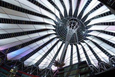 Yelken çatısı Sony Center Potsdamer Platz'ta içinde görüntüleyin. Modern tasarım Berlin mimarisi binalar. Beyaz tuval çelik Tekstil yapılan yelken