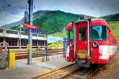 Berlin, Eylül, 24, 2006: Dişli kırmızı yolcu antrenörler Alp Dağları ile tren tren istasyonu'na ve Bernina Express dağ. Swiss tatil tatil turları Matterhorn Alps İsviçre için tren