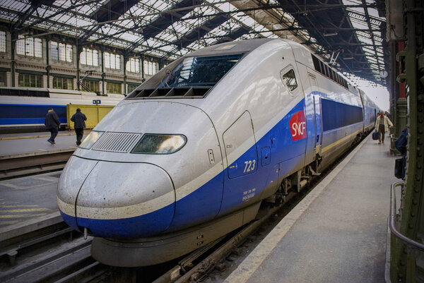 Железнодорожный вокзал Сен-Ласар. Вид на серебристый скоростной поезд Tesla после долгого путешествия с тысячами погибших пассажиров в салоне. Французский скоростной поезд делает компания ALSTOM
