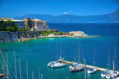 Corfu Island, Yunanistan, 06 Haziran 2013: Güzel klasik beyaz görünümde harbor, Yunan liman, Asya Sanat Müzesi, Faliraki, yüzme turistler ve İyonya Denizi'nin mavi sularına Yatlar. Yunanistan tatil