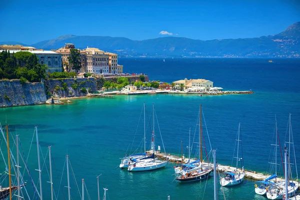 Korfu, Griechenland, 06. Juni 2013: Blick auf den schönen klassischen weißen Yachthafen, den griechischen Seehafen, das Museum für asiatische Kunst, Faliraki, Schwimmtouristen und das blaue Wasser des ionischen Meeres. Griechenland-Urlaub — Stockfoto