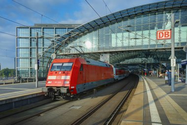 Berlin, Eylül 27, 2008: görüntüle Alman Deutsche Bahn kırmızı lokomotif yüksek hız ile şehirlerarası yolcu antrenörler ana tren istasyonu Hauptbahnhof, demiryolu parça, açık platform elektrik. Berlin turları