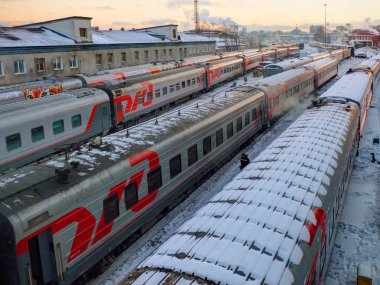 Moskova, Rusya, Aralık, 13, 2016: Kış görünümü yukarıdan Tvz Rus yolcu Moskva Tretiya yolcu treni ve lokomotif depo Rus raylı yollar Rzd araçların bakım altında antrenörler eğitir.