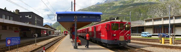 ANDERMATT, SWITZERLAND, AUG, 20, 2010: Vista panorâmica da estação ferroviária alpina suíça trem elétrico de passageiros de montanha vermelho. Swiss Glacier Express férias férias viagens passeios para Zermatt Matterhorn — Fotografia de Stock