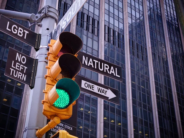 NYC Wall Street jaune feu de circulation noir pointeur guide une façon feu vert pour les personnes droites naturelles, pas de tourner aucun moyen pour LGBT lesbiennes gays transsexuels. L'hétérosexualité. Problèmes sociaux. Campagne . — Photo