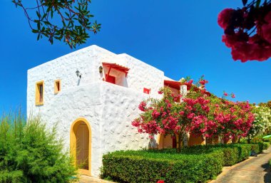 Girit Adası, Yunanistan, 01 Temmuz 2011: Görünüm turist Konuklar için Aldemar otel Villa renkli çiçekler arasında. Klasik Yunan otel mimarisi. Yunanistan Adaları tatil Adaları turları yolculuk seyahat